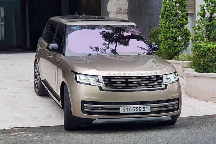 Sau khi Đàm Thu Trang ở cữ đã phàn nàn chồng bán đi rất nhiều xe số tự động, mang về xe số sàn làm mình không thể chạy được nhiều dòng xe, sau đó, Cường Đô la bán Mercedes-AMG G63 của vợ, nhưng không để nóc nhà chờ lâu, anh lại rước xe SUV hạng sang Range Rover bản mới nhất, với giá trên 10 tỷ đồng.