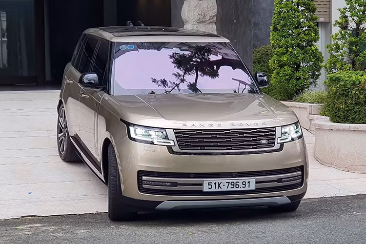 Sau khi Đàm Thu Trang ở cữ đã phàn nàn chồng bán đi rất nhiều xe số tự động, mang về xe số sàn làm mình không thể chạy được nhiều dòng xe, sau đó, Cường Đô la bán Mercedes-AMG G63 của vợ, nhưng không để nóc nhà chờ lâu, anh lại rước xe SUV hạng sang Range Rover bản mới nhất, với giá trên 10 tỷ đồng.