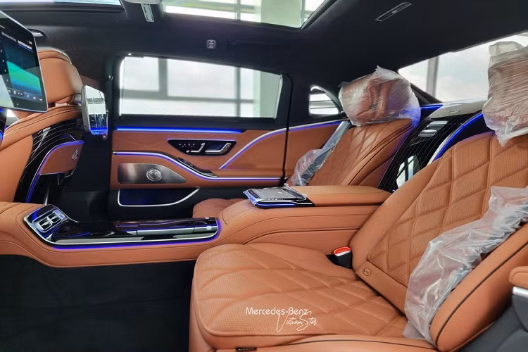 Hàng ghế sau kiểu thương gia với ghế ngồi có khả năng ngả đến 43,5 độ, tích hợp bệ đỡ chân, sưởi ấm cổ và vai, cùng nhiều chế độ massage bổ sung. Gói trang bị Chauffeur package với ghế hành khách phía trước có thể điều chỉnh tiến sát về trước, tạo không gian rộng rãi cho hành khách ghế sau và còn được trang bị bàn làm việc kiểu gấp gọn.