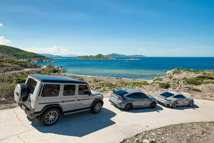 Những chiếc xe về garage của Cường Đô la trong năm 2023 không ít và anh cũng phải thanh lý bớt để có chỗ để xe. Các cái tên ra đi bao gồm Rolls-Royce Wraith Series II, Mercedes-AMG G63, Porsche 911 GT3 thế hệ mới, Audi A8L 2022, Mercedes-Benz S450 và đặc biệt, bán siêu xe Ferrari F8 Tributo cho Minh "Nhựa".