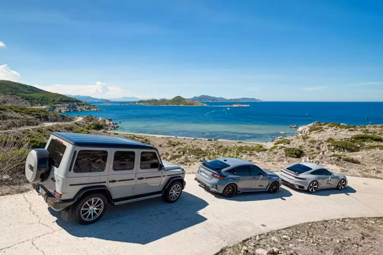 Những chiếc xe về garage của Cường Đô la trong năm 2023 không ít và anh cũng phải thanh lý bớt để có chỗ để xe. Các cái tên ra đi bao gồm Rolls-Royce Wraith Series II, Mercedes-AMG G63, Porsche 911 GT3 thế hệ mới, Audi A8L 2022, Mercedes-Benz S450 và đặc biệt, bán siêu xe Ferrari F8 Tributo cho Minh "Nhựa".