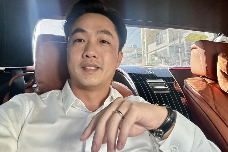 Điểm thú vị của Mercedes-Maybach S450 4Matic là ở nội thất, nơi xe có khoang lái bọc da Nappa, khách hàng có thể chọn giữa các màu như đen, nâu Sienna, kem Macchiato hay xám Silver, tiếp đến là trần xe được sử dụng vật liệu vi sợi Dinamica, ghế được bọc da Maybach Exclusive Nappa với thiết kế hoạ tiết hình kim cương và các đường chỉ thêu nổi được làm thủ công.