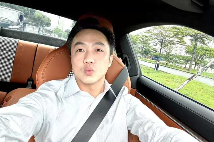 Mới đây, Cường Đô la đã chia sẻ xe mới tinh, nằm gọn trong cầu nâng chuyên dụng tại garage xe của mình ở quận 7, TP HCM đã thu hút sự quan tâm của giới mê xe và bất ngờ đó là mẫu Honda Civic Type R 2023 khá hot tại Việt Nam với số lượng chỉ 18 chiếc. Giá xe Honda Civic Type R từ 2,4 tỷ đồng, chưa bao gồm chi phí lăn bánh.