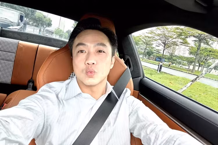 Mới đây, Cường Đô la đã chia sẻ xe mới tinh, nằm gọn trong cầu nâng chuyên dụng tại garage xe của mình ở quận 7, TP HCM đã thu hút sự quan tâm của giới mê xe và bất ngờ đó là mẫu Honda Civic Type R 2023 khá hot tại Việt Nam với số lượng chỉ 18 chiếc. Giá xe Honda Civic Type R từ 2,4 tỷ đồng, chưa bao gồm chi phí lăn bánh.