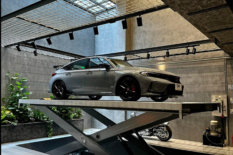 Xe đua đường phố Honda Civic Type R 2023 được lắp trái tim 4 xi-lanh thẳng hàng K20C1, dung tích 2.0 lít, tăng áp, sản sinh ra công suất tối đa 315 mã lực tại 6.500 vòng/phút và mô-men xoắn 420 Nm trong khoảng 2.600 đến 4.000 vòng/phút.