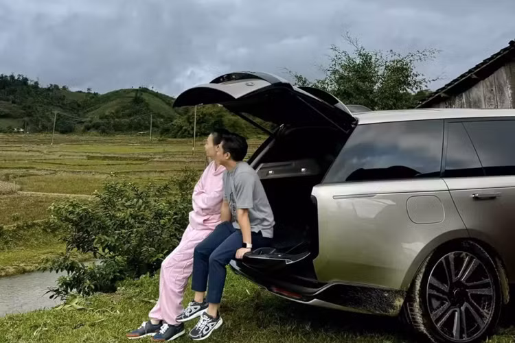 Range Rover thế hệ mới được trang bị hệ truyền động hybrid (MHEV) với động cơ xăng, tăng áp, 6 xi-lanh, dung tích 3.0 lít, sản sinh ra công suất tối đa 355 mã lực và mô-men xoắn cực đại đạt 500 Nm. Xe kết hợp cùng hộp số tự động 8 cấp, vận tốc tối đa 242 km/h.