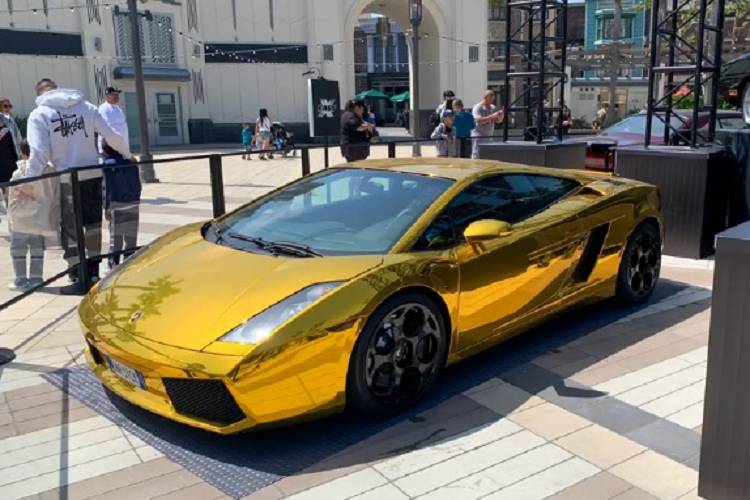 Chiếc Lamborghini Gallardo thế hệ đầu tiên màu vàng chrome nổi bật cũng xuất hiện trong bộ phim bom tấn này.