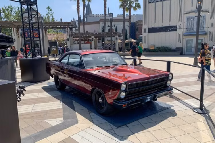 Một trong những cảnh quay ấn tượng trong siêu phẩm Fast X là cảnh con trai của trùm tội phạm Hernan Reyes (do Jason Momoa thủ vai) cùng rượt đuổi nghẹt thở với Dominic Toretto trên chiếc Ford Fairlane đời 1967.