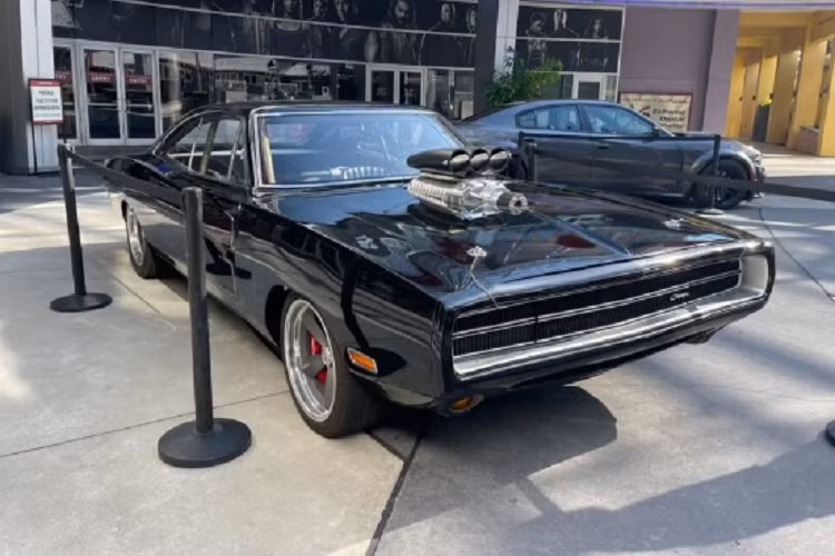 Theo thông tin từ hãng tiết lộ, đoàn phim đã phải chế tạo đến 14 chiếc Dodge Charger cho Dominic Toretto giống hệt nhau. Xe được dựng lại hoàn toàn chứ không phải độ lên từ một nền tảng sẵn có.