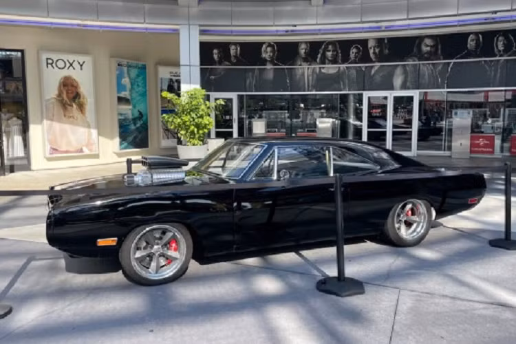 Trong 14 chiếc, hiện tại chỉ còn lại 3 chiếc vẫn nguyên vẹn. Không kém phần nổi bật trong không gian trưng bày là chiếc Dodge Charger SRT Hellcat Redeye Widebody.