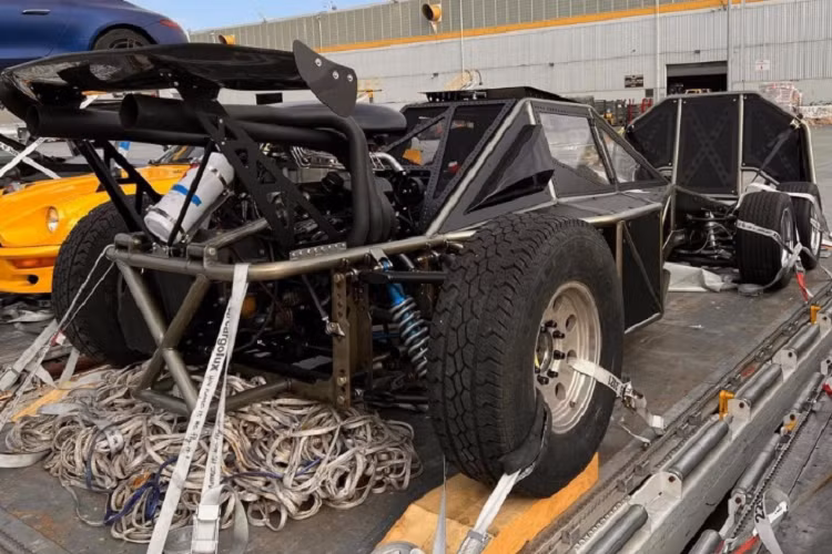 Hernan Reyes cũng cầm lái một chiếc xe khác là Chevrolet Impala đời 1966. Chiếc Tyrell P34 đời 1970 độ 6 bánh cũng gây ấn tượng khi xuất hiện ngay từ phần đầu của Fast &amp; Furious 6.