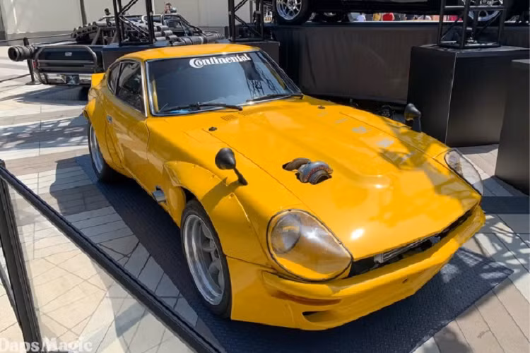 Bộ phim cũng xuất hiện nhiều mẫu xe nội địa Nhật Bản. Có thể kể đến như JDM Datsun 240Z. Xe xuất hiện ấn tượng khi được Isabel - em gái của nữ cảnh sát Elena Neves cầm lái.