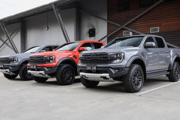 Trước thời điểm bán ra, Ford Ranger Raptor 2024 mới tại Mỹ đã xuất xưởng. Qua những hình ảnh chụp trong nhà máy của Ford ở bang Michigan, có thể thấy mẫu xe bán tải dành cho thị trường Mỹ có màu sơn ngoại thất mới là xám Cactus Grey. Đây là màu sơn không hề có ở Ford Ranger Raptor thế hệ mới đang bán tại thị trường Úc hay Thái Lan.
