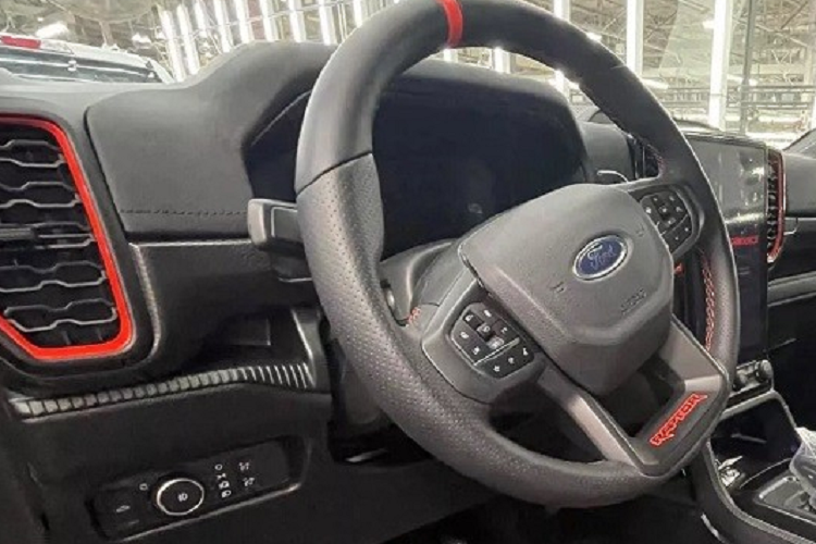 Ngoài màu sơn, Ford Ranger Raptor 2024 dành cho thị trường Mỹ sở hữu thiết kế về cơ bản là giống xe ở Úc và Thái Lan. Tương tự mọi mẫu ô tô bán ở thị trường Mỹ, mẫu xe bán tải này cũng có đèn phản quang màu cam ở chắn bùn trước. Trong khi đó, đèn phanh thứ ba được chuyển từ cửa thùng hàng lên nóc xe.