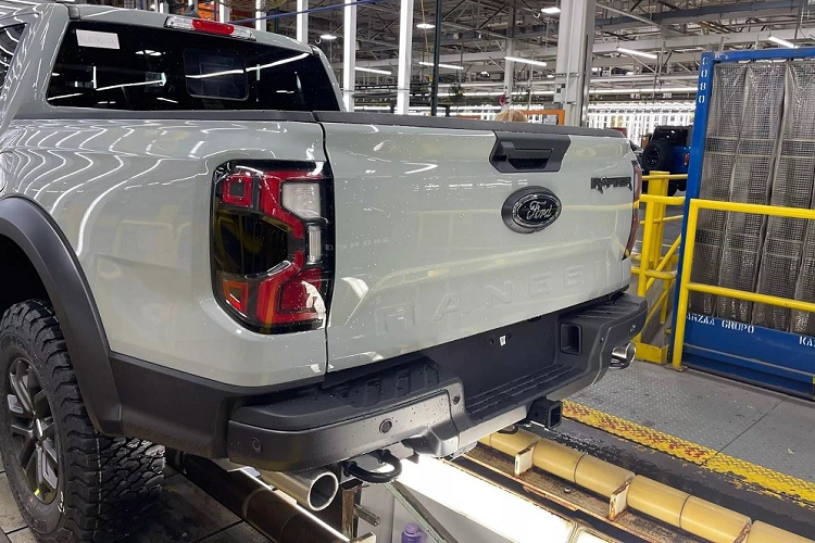 Ngoài ra, Ford Ranger Raptor 2024 dành cho thị trường Mỹ có vẻ còn được trang bị cửa sổ sau có thể trượt. Bên trong Ford Ranger Raptor 2024 dành cho thị trường Mỹ là không gian nội thất cũng tạo cảm giác quen thuộc. Hãng Ford đã đưa những điểm nhấn màu đỏ thể thao vào nội thất của mẫu xe bán tải này như logo "Raptor", vạch kẻ hướng 12 giờ và chỉ khâu trên vô lăng.