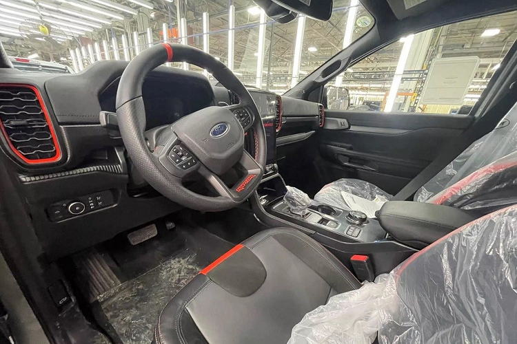 Màu đỏ cũng được dùng cho viền cửa gió điều hòa và những điểm nhấn trên ghế. Hiện chưa có thông tin cụ thể về trang bị của Ford Ranger Raptor 2024 ở thị trường Mỹ. Nhiều khả năng xe cũng được trang bị động cơ xăng V6, tăng áp kép, dung tích 3.0L như ở thị trường Úc và châu Âu.