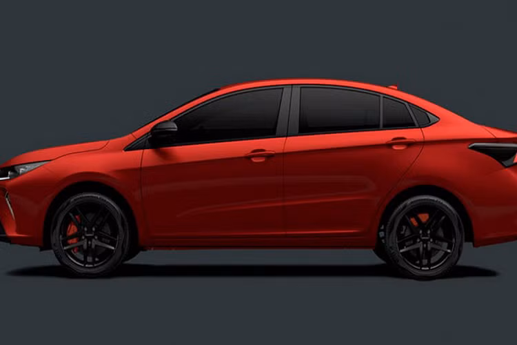 Điểm nổi bật của mẫu xe sedan Omoda O5 GT là lưới tản nhiệt hình chữ X cỡ lớn chiếm gần hết cản trước với họa tiết mắt lưới hình quả trám. Hai bên là cụm đèn pha LED thiết kế mỏng và đèn định vị ban ngày LED hình móc câu. Tất cả những chi tiết này dường như được “sao chép” từ các mẫu xe của Lexus. Trong khi đó các khe hút gió dọc gợi nhớ đến những xe Toyota mới ra mắt gần đây.