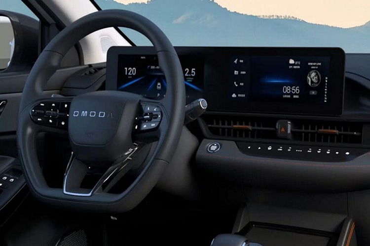 Ghế xô màu đen tương phản với các đường chỉ khâu màu đỏ, bàn đạp bọc nhôm. Bản cao cấp có tùy chọn sấy và làm mát ghế cùng hệ thống hỗ trợ lái ADAS. Về truyền động, Omoda O5 GT được trang bị động cơ I-4 1.6L turbo cho công suất 194 mã lực và mô-men xoắn 290 Nm.