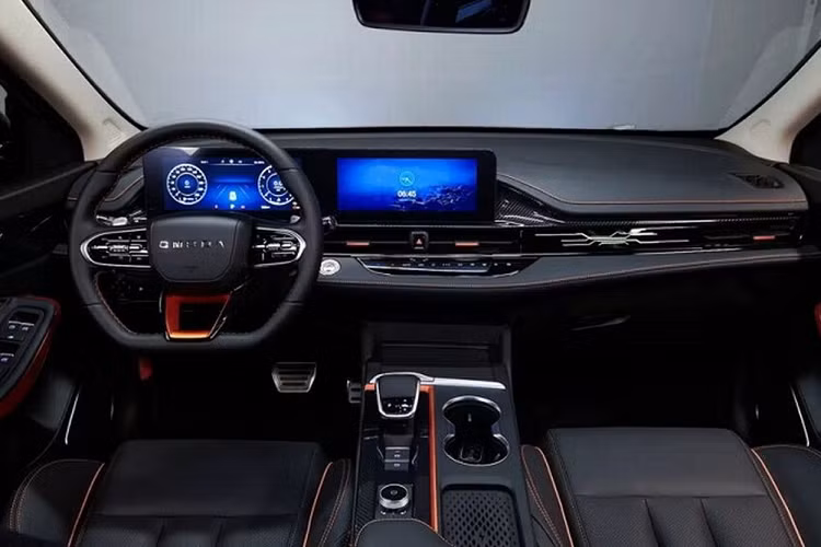 Bước vào trong cabin, Omoda O5 GT gây ấn tượng với 2 màn hình 10,25 inch gộp làm một theo phong cách xe Mercedes-Benz.