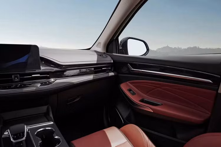 Một số chi tiết của xe được ốp trang trí giả carbon mang lại cảm giác thể thao hơn kết hợp cùng đường viền crôm sáng bóng sang trọng.