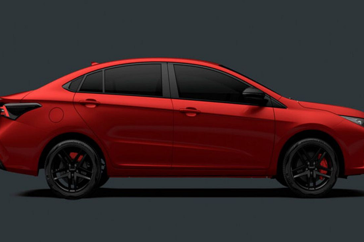 Thiết kế bên hông và phía sau của Omoda O5 GT được nâng cấp từ Omoda O5, nhưng nó giống như sự pha trộn giữa phong cách thiết kế của những mẫu xe nhà Hyundai và Volkswagen Virtus thế hệ mới. Omoda O5 GT được trang bị mâm xe thể thao màu đen đi kèm cùm phanh màu đỏ nổi bật.