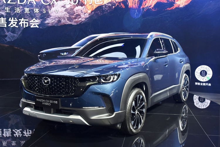 Theo đó, giá xe Mazda CX-50 hybrid 2024 cho 4 phiên bản bán ra dao động từ 195.800 - 239.800 NDT (khoảng 659 - 807 triệu đồng). Tương tự như những “người anh em” cùng nhà, Mazda CX-50 Hybrid vẫn được thiết kế theo ngôn ngữ Kodo.