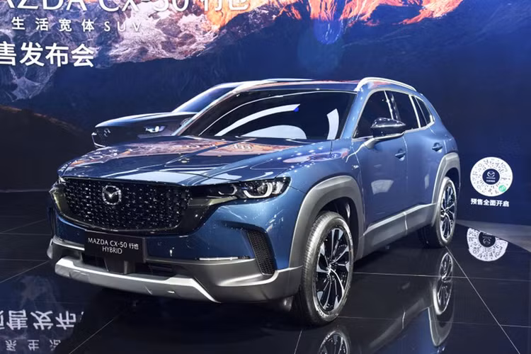 Theo đó, giá xe Mazda CX-50 hybrid 2024 cho 4 phiên bản bán ra dao động từ 195.800 - 239.800 NDT (khoảng 659 - 807 triệu đồng). Tương tự như những “người anh em” cùng nhà, Mazda CX-50 Hybrid vẫn được thiết kế theo ngôn ngữ Kodo.