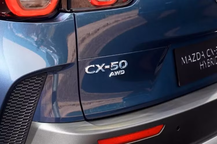 Hiện hãng chưa công bố chi tiết thông số kỹ thuật của của mô-tơ điện cũng như lượng xăng tiêu thụ của CX-50 Hybrid mới. Chỉ biết rằng, xe sẽ có hệ dẫn động 4 bánh toàn thời gian AWD. Ngoài phiên bản hybrid, Mazda CX-50 ở thị trường Trung Quốc còn có 2 tùy chọn động cơ xăng với dung tích 2.0L và 2.5L.
