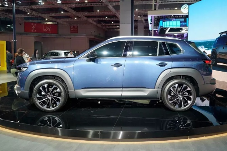 Cản trước của xe được thiết kế khỏe khoắn, đi kèm 2 dải đèn sương mù nằm ngang cực mỏng, và hốc gió trung tâm chia đôi. Ở hai góc cản trước còn có khe gió nằm dọc khá lớn. Cuối cùng là ốp gầm màu bạc, hoàn thiện cho vẻ ngoài nam tính của Mazda CX-50 Hybrid.