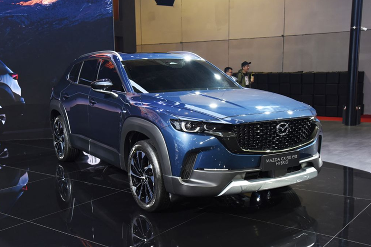 Không chỉ có bản chạy bằng động cơ đốt trong, mẫu xe này cũng có cả bản hybrid tiết kiệm nhiên liệu. Ra mắt tại triển lãm Ô tô Thượng Hải từ hồi tháng 4, đến nay, mẫu Mazda CX-50 Hybrid 2024 mới chính thức được chốt giá.