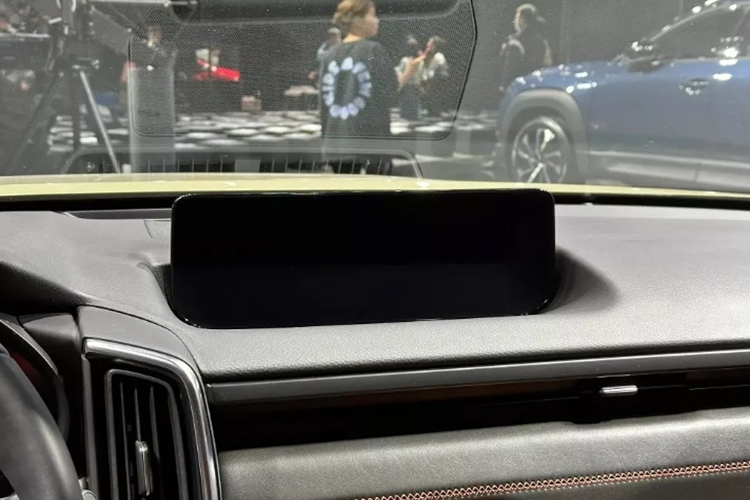 Điểm khác biệt lớn nhất trên Mazda CX-50 Hybrid so với các phiên bản đã ra mắt trước đó là hệ truyền động. Cung cấp sức mạnh cho xe là sự kết hợp giữa máy xăng 4 xi-lanh, hút khí tự nhiên, dung tích 2.5L và mô-tơ điện cho tổng công suất là 178 mã lực.