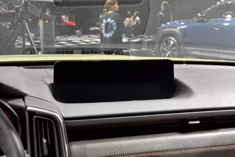 Điểm khác biệt lớn nhất trên Mazda CX-50 Hybrid so với các phiên bản đã ra mắt trước đó là hệ truyền động. Cung cấp sức mạnh cho xe là sự kết hợp giữa máy xăng 4 xi-lanh, hút khí tự nhiên, dung tích 2.5L và mô-tơ điện cho tổng công suất là 178 mã lực.