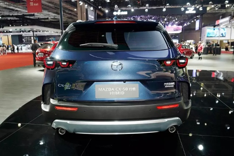 Phía đuôi xe có cụm đèn hậu được thiết kế khá giống đèn pha với tạo hình tròn trịa bên trong. Ở hai góc cản sau cũng có khe gió nằm dọc giống với cản trước. Thêm vào đó là tấm ốp màu bạc bên dưới cản sau, bao quanh 2 đầu ống xả hình tròn.