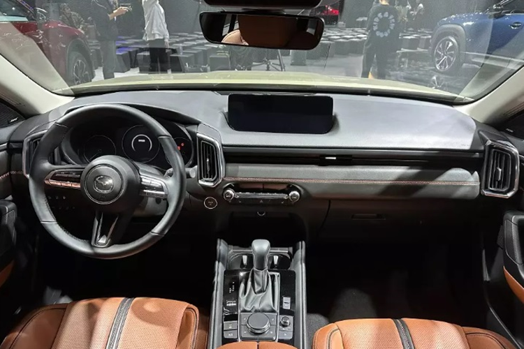 Xe sở hữu các tiện ích nổi bật như: bảng đồng hồ analog, màn hình giải trí trung tâm 12,3 inch đặt nổi trên mặt táp-lô, điều khiển bằng giọng nói, cập nhật phần mềm qua WiFi, màn hình hiển thị thông tin kính lái HUD, hệ thống âm thanh Bose, cửa sổ trời, sưởi ghế và hệ thống hỗ trợ lái bán tự động cấp độ 2.