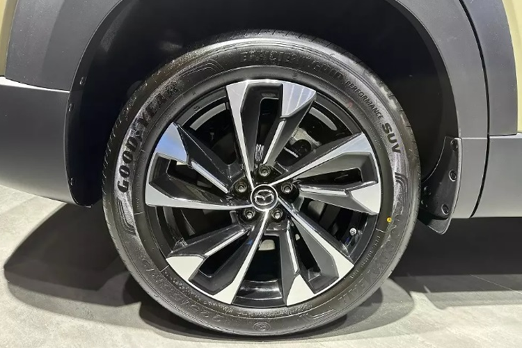 Về nội thất, bên trong khoang cabin của Mazda CX-50 Hybrid vẫn mang phong cách thiết kế tập trung vào người lái và được hoàn thiện với các vật liệu chất lượng cao.