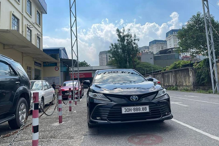 Được biết, chiếc Toyota Camry biển ngũ quý 8 này thuộc phiên bản 2.5Q sản xuất năm 2022. Theo thông tin người bán chia sẻ, sau khi bấm được biển ngũ quý, chủ xe có ý định bán lại nên đã giữ gìn chiếc xe rất kỹ, nhiều chi tiết trên xe vẫn còn khá mới.