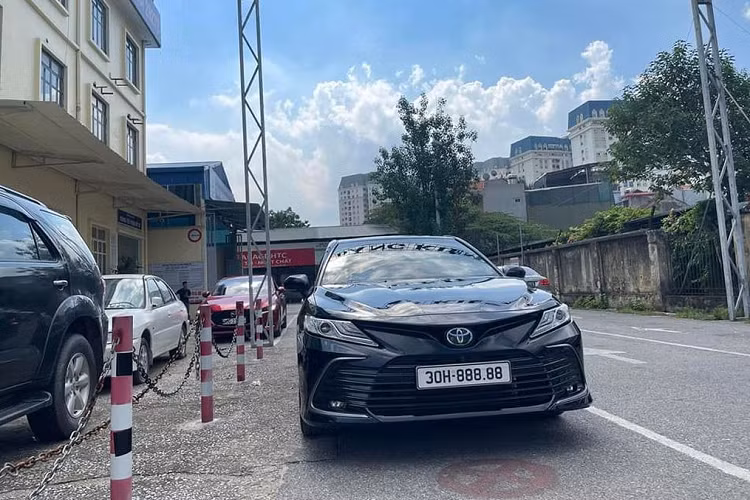 Được biết, chiếc Toyota Camry biển ngũ quý 8 này thuộc phiên bản 2.5Q sản xuất năm 2022. Theo thông tin người bán chia sẻ, sau khi bấm được biển ngũ quý, chủ xe có ý định bán lại nên đã giữ gìn chiếc xe rất kỹ, nhiều chi tiết trên xe vẫn còn khá mới.