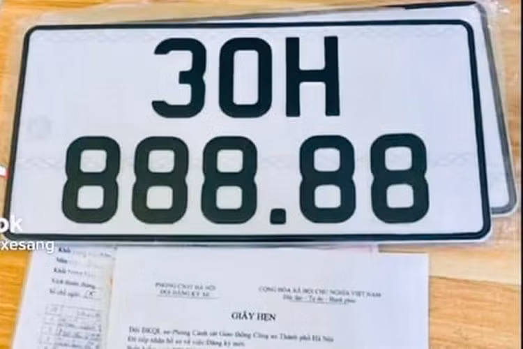 Thời điểm mua xe, chiếc sedan hạng D - Toyota Camry bản bản 2.5Q sản xuất năm 2022 này có giá niêm yết là 1,37 tỷ đồng. Hiện tại, chủ xe rao bán với giá 3,9 tỷ đồng và ngay lập tức đã có khách mua.