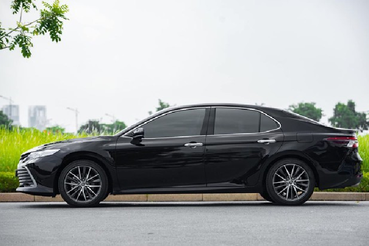 Toyota Camry vốn là mẫu xe được người tiêu dùng Việt ưa chuộng vì ngoại hình đẹp, nội thất rộng rãi và động cơ bền bỉ. Ở bản 2.5Q này, chiếc sedan cỡ D được trang bị công nghệ an toàn tiên tiến Toyota Safety Sense