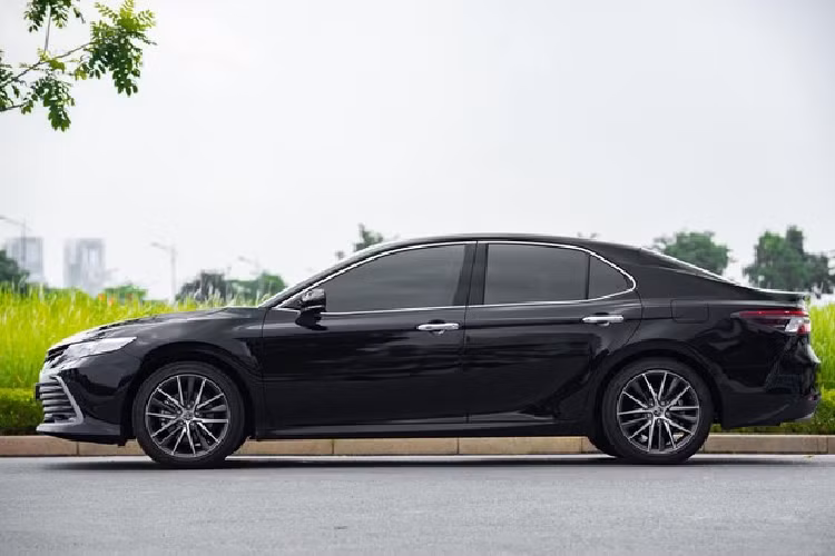 Toyota Camry vốn là mẫu xe được người tiêu dùng Việt ưa chuộng vì ngoại hình đẹp, nội thất rộng rãi và động cơ bền bỉ. Ở bản 2.5Q này, chiếc sedan cỡ D được trang bị công nghệ an toàn tiên tiến Toyota Safety Sense