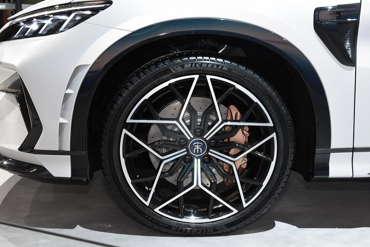 Chưa rõ kích thước cụ thể của mẫu xe này. Tuy nhiên, hãng BYD đã dùng cụm từ "SUV thuần điện cỡ B" khi nói về Song L.