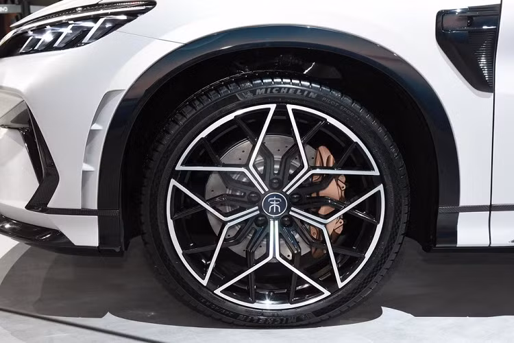 Chưa rõ kích thước cụ thể của mẫu xe này. Tuy nhiên, hãng BYD đã dùng cụm từ "SUV thuần điện cỡ B" khi nói về Song L.