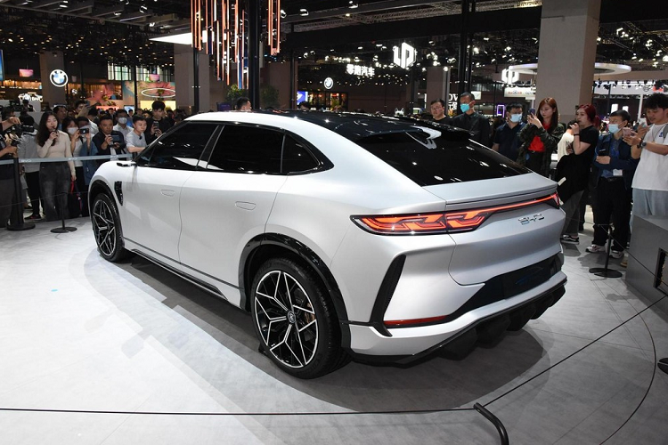 Bên trong đèn pha là 4 dải đèn LED lấy cảm hứng từ móng vuốt rồng. Những chi tiết này có vẻ được dùng chung với người anh em BYD Han. Tiếp đến là cản trước hầm hố, tích hợp hốc gió trung tâm cỡ lớn... và 2 khe gió rộng.