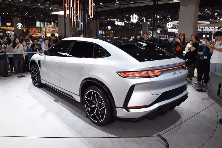 Bên trong đèn pha là 4 dải đèn LED lấy cảm hứng từ móng vuốt rồng. Những chi tiết này có vẻ được dùng chung với người anh em BYD Han. Tiếp đến là cản trước hầm hố, tích hợp hốc gió trung tâm cỡ lớn... và 2 khe gió rộng.