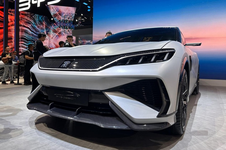 Do đó, trên đầu xe và la-zăng đều có logo chữ "Tống" đặc trưng của dòng sản phẩm Dynasty. Khi có mặt trên thị trường, BYD Song L 2023 chạy điện dự kiến sẽ là đối thủ của Tesla Model Y.