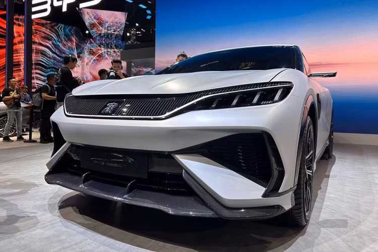 Do đó, trên đầu xe và la-zăng đều có logo chữ "Tống" đặc trưng của dòng sản phẩm Dynasty. Khi có mặt trên thị trường, BYD Song L 2023 chạy điện dự kiến sẽ là đối thủ của Tesla Model Y.