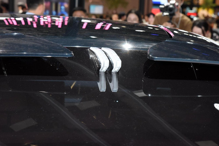 Chỉ biết rằng, cơ sở gầm bệ e-platform 3.0 sẽ tương thích với cả cấu hình 1 mô-tơ điện và 2 mô-tơ điện. Trong khi đó, cụm pin Blade 800V của BYD hứa hẹn sẽ mang đến quãng đường di chuyển dài cho xe.