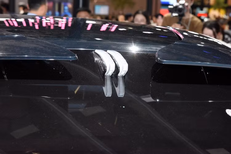 Chỉ biết rằng, cơ sở gầm bệ e-platform 3.0 sẽ tương thích với cả cấu hình 1 mô-tơ điện và 2 mô-tơ điện. Trong khi đó, cụm pin Blade 800V của BYD hứa hẹn sẽ mang đến quãng đường di chuyển dài cho xe.