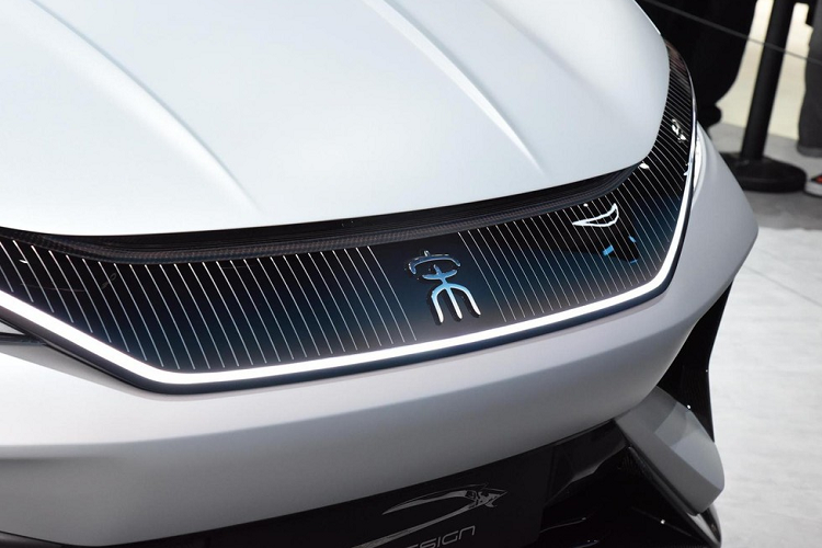 khe gió nằm dọc ở hai góc cản sau và bộ khuếch tán gió khổng lồ. Bên cạnh đó là cánh gió đuôi chủ động, có thể tự động mở lên khi cần thêm lực ép xuống mặt đường, giúp xe vận hành ổn định ở tốc độ cao...