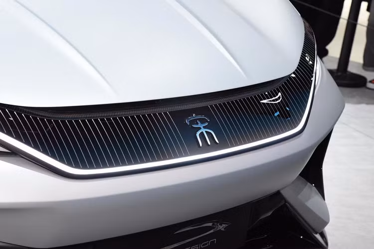 khe gió nằm dọc ở hai góc cản sau và bộ khuếch tán gió khổng lồ. Bên cạnh đó là cánh gió đuôi chủ động, có thể tự động mở lên khi cần thêm lực ép xuống mặt đường, giúp xe vận hành ổn định ở tốc độ cao...